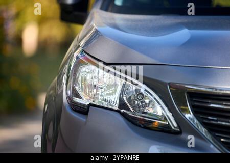 Minsk, Biélorussie - 18 septembre 2024 : Peugeot 5008 deuxième génération P87 2017-2024 détaillant le pare-chocs et la calandre du phare droit en gros plan. Banque D'Images