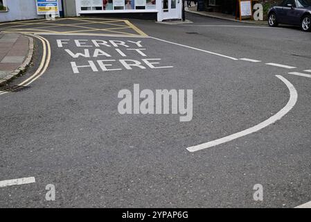 Marquage routier pour les automobilistes faisant la queue pour le Lower Ferry à Dartmouth, South Devon. Banque D'Images