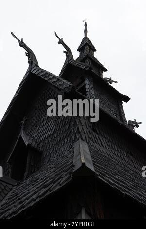 Vue de dessous du toit en bois de l'église Borgund Stave, une église viking norvégienne du XIIe siècle, avec un savoir-faire médiéval et figue foncée altérée Banque D'Images