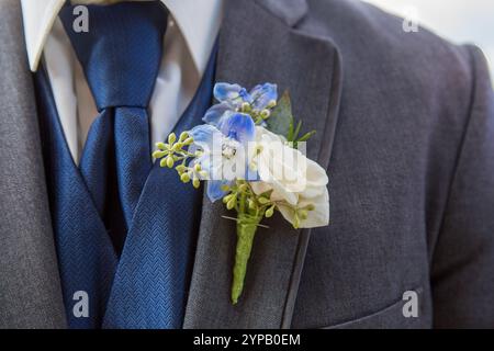 Gros plan boutonnière du marié sur la veste de mariage – aucun visage visible Banque D'Images