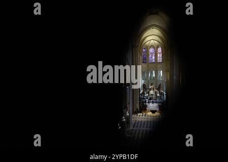 Paris, France. 29 novembre 2024. Une vue montre la cathédrale notre-Dame de Paris, ravagée par un incendie en 2019, lors de la visite du président français Emmanuel Macron alors que les travaux de restauration se poursuivent avant sa réouverture, à Paris, France, le 29 novembre 2024. Photo de Sarah Meyssonnier/Pool/ABACAPRESS. COM Credit : Abaca Press/Alamy Live News Banque D'Images