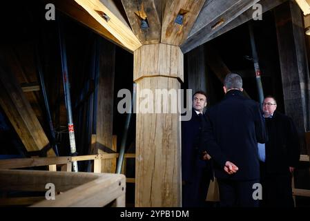 Paris, France. 29 novembre 2024. Le président français Emmanuel Macron visite la cathédrale notre-Dame de Paris, ravagée par un incendie en 2019, alors que les travaux de restauration se poursuivent avant sa réouverture, à Paris, France, le 29 novembre 2024. Photo de Sarah Meyssonnier/Pool/ABACAPRESS. COM Credit : Abaca Press/Alamy Live News Banque D'Images