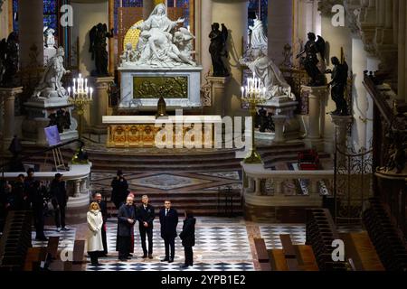 Paris, France. 29 novembre 2024. Le président français Emmanuel Macron et son épouse Brigitte Macron visitent la cathédrale notre-Dame de Paris, ravagée par un incendie en 2019, alors que les travaux de restauration se poursuivent avant sa réouverture, à Paris, France, le 29 novembre 2024. Photo de Sarah Meyssonnier/Pool/ABACAPRESS. COM Credit : Abaca Press/Alamy Live News Banque D'Images