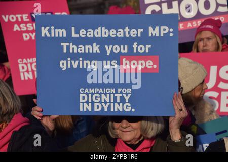 Londres, Royaume-Uni. 29 novembre 2024. Les partisans du projet de loi sur l'aide à mourir se rassemblent sur la place du Parlement alors que les députés débattent et votent sur le projet de loi historique visant à légaliser l'aide à mourir. Crédit : Vuk Valcic/Alamy Live News Banque D'Images