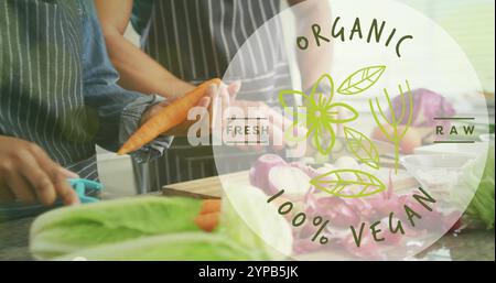 Image de texte végétalien organique sur un couple diversifié préparant un repas sain dans la cuisine Banque D'Images