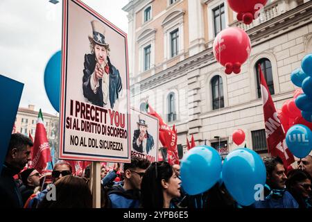 Rome, grève générale appelée par les syndicats CGIL et UIL. La grève contre le gouvernement, pour changer la gestion financière, augmenter les salaires et les pensions, la manœuvre financière, les soins de santé, l'éducation, les services publics et investir dans les politiques industrielles, le 29 novembre 2024 à Rome, Italie. Droit d'auteur : xAndreaxCalandrax Banque D'Images