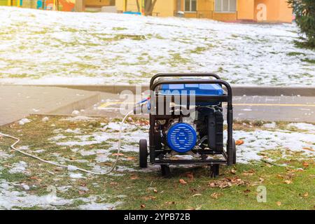 Générateur portatif à essence ou diesel pour fournir de l'électricité en ville. Problème d'électricité. Hiver. Journée ensoleillée. Banque D'Images