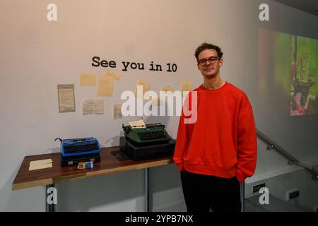 Londres, Royaume-Uni, 28 novembre 2024, art de machine à écrire par James Cook à la galerie Printspace. Ten Years Typing est une rétrospective des 10 premières années de travail de James, mettant en vedette des pièces de ses archives, avec deux nouvelles œuvres : le pont de Brooklyn et le pont du Golden Gate. Vue du 30 au 1er décembre 2024., Andrew Lalchan Photography/Alamy Live News Banque D'Images