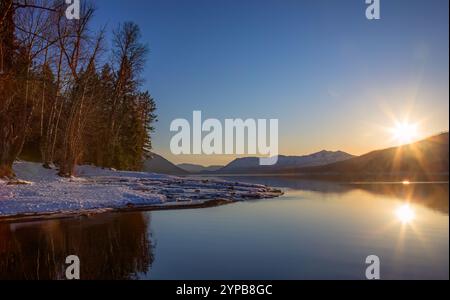 Les sommets du lac McDonald au coucher du soleil et la réflexion en hiver dans le parc national des glaciers, Montana, États-Unis Banque D'Images