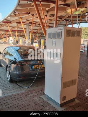 11 août 2022 : Energie renouvelable aux pays-Bas : recharge Tesla dans une station-service sous un auvent en été. Banque D'Images