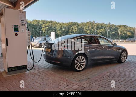 11 août 2022 : Energie renouvelable aux pays-Bas : recharge Tesla dans une station-service sous un auvent en été. Banque D'Images