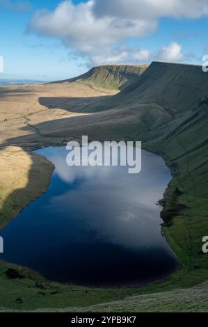 Llyn y Fan Fach et les sommets de Picws du et Fan Foel de Pant tyle Gwyn, Carmarthenshire, pays de Galles, Royaume-Uni Banque D'Images