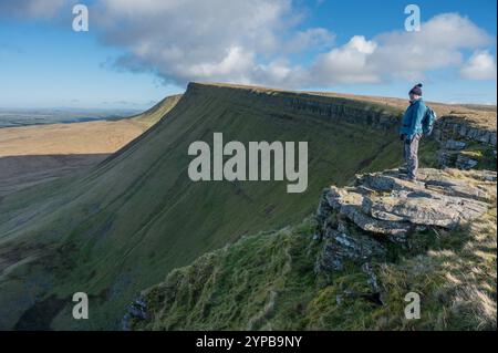 Homme debout sur le rocher avec vue sur Picws du regardant vers l'est le long de Bannau Sir Gaer, pays de Galles, Royaume-Uni Banque D'Images