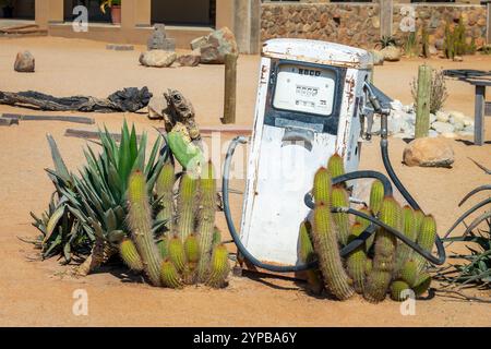 Ancienne pompe à essence abandonnée dans le désert à Solitaire, Namibie, Afrique Banque D'Images