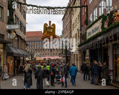 Eröffnungstag des Nürnberger Christkindlesmarkts 2024, 29.11.2024 Besucher flanieren durch eine festlich geschmückte Straße, die zum Nürnberger Christkindlesmarkt 2024 führt. über der Straße hängt ein leuchtendes Schild mit der Aufschrift Christkindlesmarkt Nürnberg Bayern Deutschland *** ouverture du Nuremberg Christkindlesmarkt 2024, 29 11 2024 les visiteurs se promènent dans une rue décorée de façon festive menant au Nuremberg Christkindlesmarkt 2024 Un panneau lumineux portant l'inscription Christkindlesmarkt Nuremberg Bavaria Germany est accroché au-dessus de la rue 20241129-6V2A3512-M4000 Banque D'Images