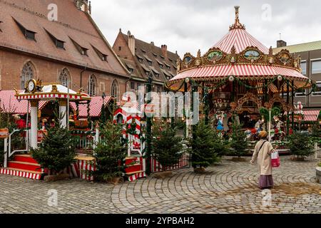 Eröffnungstag des Nürnberger Christkindlesmarkts 2024, 29.11.2024 Die Kinderweihnacht auf dem Hans-Sachs-Platz in Nürnberg bietet Attraktionen wie ein festlich geschmücktes Karussell. Nürnberg Bayern Deutschland *** ouverture du Nuremberg Christkindlesmarkt 2024, 29 11 2024 le Noël des enfants sur Hans Sachs Platz à Nuremberg offre des attractions telles qu'un carrousel décoré de façon festive Nuremberg Bavière Allemagne 20241129-6V2A3471-M4000 Banque D'Images