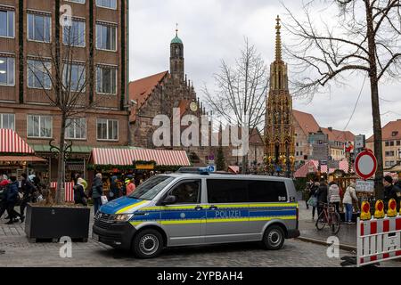 Eröffnungstag des Nürnberger Christkindlesmarkts 2024, 29.11.2024 Ein Polizeifahrzeug steht auf dem Hauptmarkt in Nürnberg, flankiert von Besuchern des Christkindlesmarkts 2024. IM Hintergrund sind die Frauenkirche und der Schöne Brunnen zu sehen. Die Präsenz der Polizei unterstreicht die Sicherheitsmaßnahmen auf dem Weihnachtsmarkt. Nürnberg Bayern Deutschland *** jour d'ouverture du marché de Noël de Nuremberg 2024, 29 11 2024 Un véhicule de police se trouve sur le marché principal de Nuremberg, flanqué de visiteurs du marché de Noël 2024 la Frauenkirche et le Schöne Brunnen sont visibles à l'arrière Banque D'Images