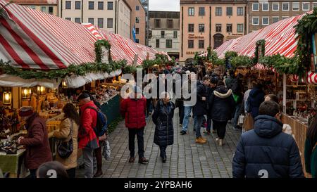 Eröffnungstag des Nürnberger Christkindlesmarkts 2024, 29.11.2024 Besucher flanieren zwischen den festlich geschmückten Verkaufsständen des Nürnberger Christkindlesmarkts 2024. Nürnberg Bayern Deutschland *** ouverture du Nuremberg Christkindlesmarkt 2024, 29 11 2024 visiteurs se promènent entre les stands décorés de façon festive du Nuremberg Christkindlesmarkt 2024 Nuremberg Bavaria Allemagne 20241129-6V2A3477-M4000 Banque D'Images