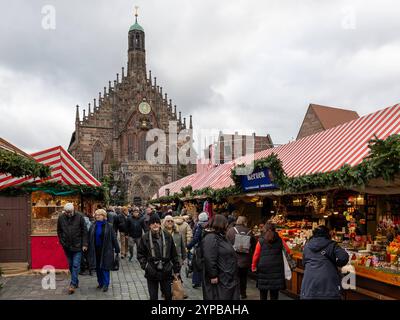 Eröffnungstag des Nürnberger Christkindlesmarkts 2024, 29.11.2024 Besucher schlendern über den Nürnberger Christkindlesmarkt 2024, vorbei an Verkaufsständen. IM Hintergrund erhebt sich die Frauenkirche, die den Hauptmarkt überblicktund heute Abend der Prolog vom Christkind gesprochen wird, und das weihnachtliche Ambiente ergänzt. Nürnberg Bayern Deutschland *** jour d'ouverture du Nuremberg Christkindlesmarkt 2024, 29 11 2024 les visiteurs se promènent dans le Nuremberg Christkindlesmarkt 2024, devant les stands en arrière-plan s'élève la Frauenkirche, qui surplombe le marché principal et ce soir le prolog Banque D'Images