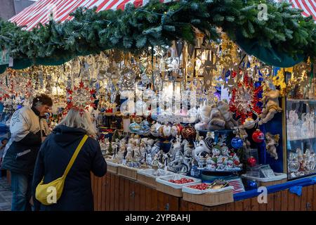 Eröffnungstag des Nürnberger Christkindlesmarkts 2024, 29.11.2024 Ein Verkaufsstand auf dem Nürnberger Christkindlesmarkt 2024 bietet weihnachtliche Dekorationsartikel und Christbaumschmuck an. Nürnberg Bayern Deutschland *** jour d'ouverture du Nuremberg Christkindlesmarkt 2024, 29 11 2024 Un stand au Nuremberg Christkindlesmarkt 2024 propose des décorations de Noël et des décorations pour sapin de Noël Nuremberg Bavière Allemagne 20241129-6V2A3476-M4000 Banque D'Images