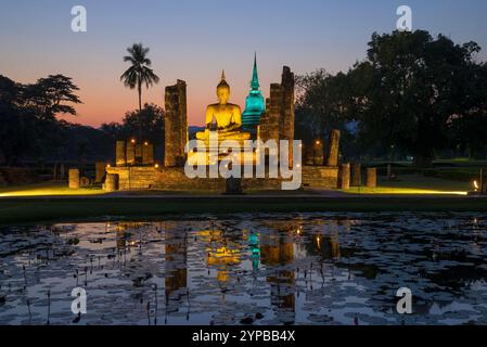 SUKHOTHAI, THAÏLANDE - 29 DÉCEMBRE 2016 : ruines du temple bouddhiste de Wat Chana Songkhram dans l'illumination nocturne. Soirée dans le parc historique de Sukhothai Banque D'Images