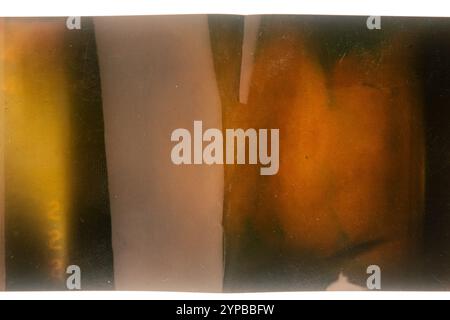 Film négatif couleur grungy 120mm isolé sur fond blanc. Matériau de film de format moyen sur fond blanc, espace réservé photo rétro. Banque D'Images