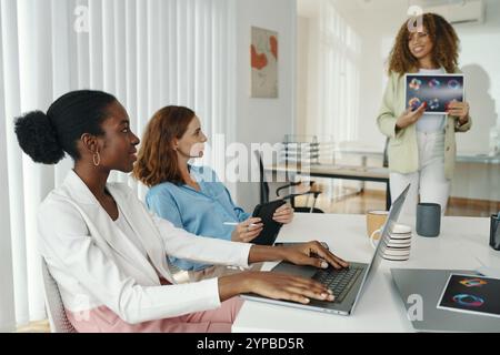 Collaborer dans un environnement de bureau moderne pendant la présentation Banque D'Images