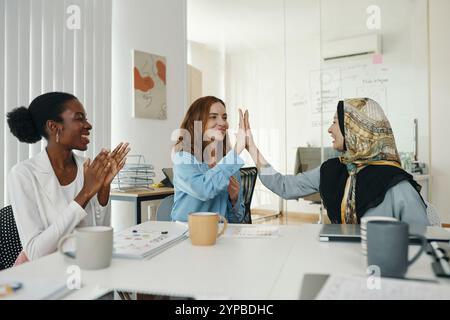 Célébrer une réunion d'équipe réussie avec High Five Gesture Banque D'Images