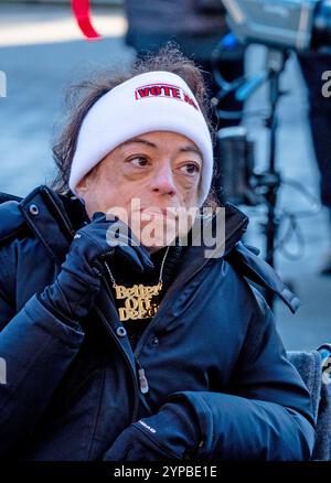 Londres, Royaume-Uni. 29 novembre 2024. Un grand nombre de manifestants se sont rendus à Westminster le jour où le projet de loi sur l'aide à mourir du député Kim Leadbeater est mis aux voix pour la première fois au Parlement. Acteur et militant pour les droits des personnes handicapées Liz Carr Banque D'Images