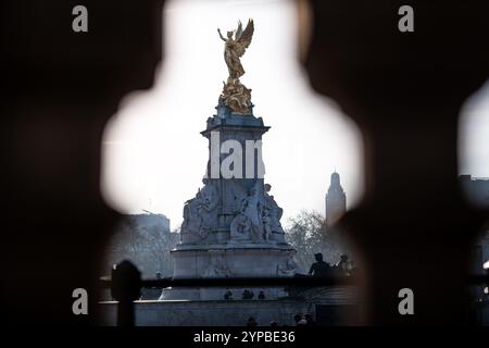 Le Victoria Memorial est un monument à la reine Victoria, situé au bout du Mall à Londres par le sculpteur Sir Thomas Brock. Banque D'Images