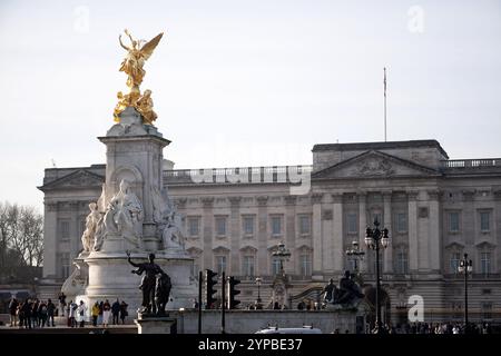 Le Victoria Memorial est un monument à la reine Victoria, situé au bout du Mall à Londres par le sculpteur Sir Thomas Brock. Banque D'Images