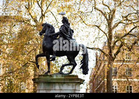 Statue équestre du roi Guillaume III par J. Bacon le jeune à St James's Square, Londres. Le roi mourut quand son cheval tomba sur une colline molehill. Banque D'Images