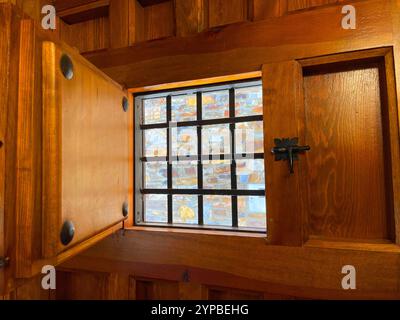 Spyhole en bois dans la porte rustique. Banque D'Images