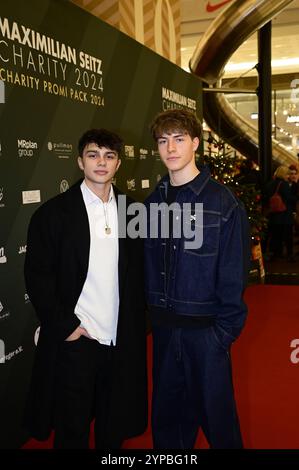 Noah Miguel Oechsle Rodriguez und Paul Bohme BEI der 4. Charity Promi Pack 2024 Aktion von Maximilian Seitz in der Mall of Berlin. Berlin, 27.11.2024 Berlin Allemagne *** Noah Miguel Oechsle Rodriguez et Paul Bohme à la campagne 4 Charity Promi Pack 2024 de Maximilian Seitz dans le Mall of Berlin, 27 11 2024 Berlin Allemagne Copyright : xMatthiasxWehnertx Banque D'Images