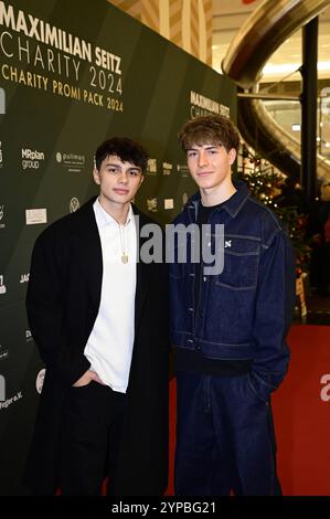 Noah Miguel Oechsle Rodriguez und Paul Bohme BEI der 4. Charity Promi Pack 2024 Aktion von Maximilian Seitz in der Mall of Berlin. Berlin, 27.11.2024 Berlin Allemagne *** Noah Miguel Oechsle Rodriguez et Paul Bohme à la campagne 4 Charity Promi Pack 2024 de Maximilian Seitz dans le Mall of Berlin, 27 11 2024 Berlin Allemagne Copyright : xMatthiasxWehnertx Banque D'Images