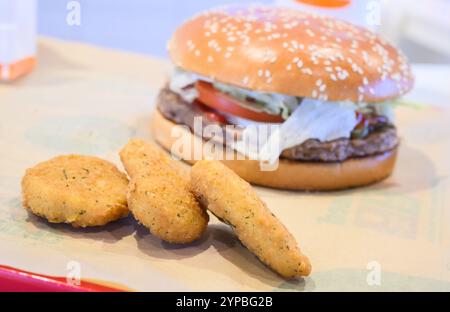 Hanovre, Allemagne. 29 novembre 2024. ILLUSTRATION - Un plateau avec un hamburger à base de plantes Whopper et des pépites à base de plantes se trouve dans un restaurant de la chaîne de restauration rapide Burger King. Crédit : Julian Stratenschulte/dpa/Alamy Live News Banque D'Images