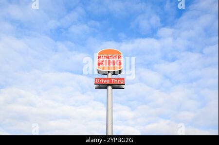 Hanovre, Allemagne. 29 novembre 2024. ILLUSTRATION - Un logo indique le chemin d'un restaurant appartenant à la chaîne de restauration rapide Burger King. Crédit : Julian Stratenschulte/dpa/Alamy Live News Banque D'Images