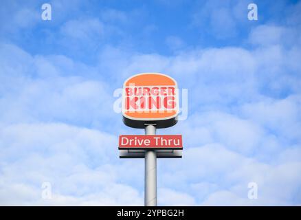 Hanovre, Allemagne. 29 novembre 2024. ILLUSTRATION - Un logo indique le chemin d'un restaurant appartenant à la chaîne de restauration rapide Burger King. Crédit : Julian Stratenschulte/dpa/Alamy Live News Banque D'Images