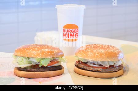 Hanovre, Allemagne. 29 novembre 2024. ILLUSTRATION - Un plateau avec un hamburger Whopper (à gauche) avec de la viande et un hamburger Whopper à base de plantes (à droite), des frites et du cola dans un restaurant de la chaîne de restauration rapide Burger King. Crédit : Julian Stratenschulte/dpa/Alamy Live News Banque D'Images