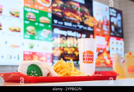 Hanovre, Allemagne. 29 novembre 2024. ILLUSTRATION - Un plateau de hamburgers, frites et stands de cola dans un restaurant de chaîne de restauration rapide Burger King. Crédit : Julian Stratenschulte/dpa/Alamy Live News Banque D'Images