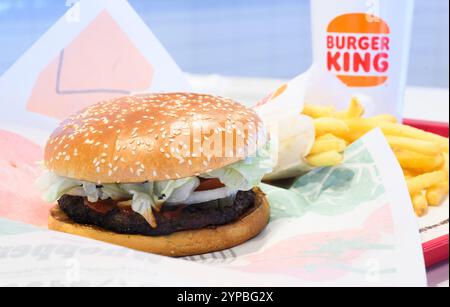 Hanovre, Allemagne. 29 novembre 2024. ILLUSTRATION - plateau avec hamburger Whopper, frites et Coca-Cola dans un restaurant de la chaîne de restauration rapide Burger King. Crédit : Julian Stratenschulte/dpa/Alamy Live News Banque D'Images