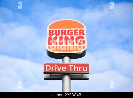 Hanovre, Allemagne. 29 novembre 2024. ILLUSTRATION - Un logo indique le chemin d'un restaurant appartenant à la chaîne de restauration rapide Burger King. Crédit : Julian Stratenschulte/dpa/Alamy Live News Banque D'Images