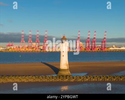 NEW BRIGHTON, MERSEYSIDE, ANGLETERRE - 27 NOVEMBRE 2024 : Nouveau phare de Brighton avec quais de portique de Liverpool en arrière-plan, Wirral, Merseyside, Angleterre Banque D'Images