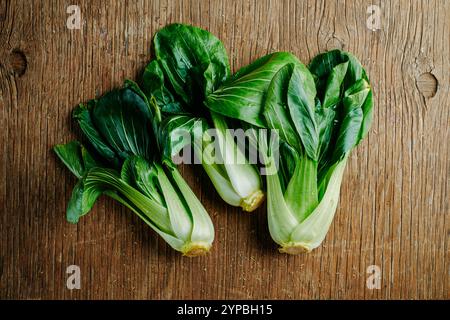 vue en angle élevé de quelques bok choys placés sur une table en bois rustique Banque D'Images