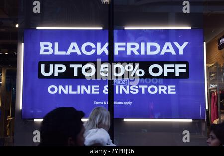 Londres, Royaume-Uni. 29 novembre 2024. Les gens passent devant un panneau dans un magasin d'Oxford Street annonçant des rabais du Black Friday. (Photo de Vuk Valcic/SOPA images/SIPA USA) crédit : SIPA USA/Alamy Live News Banque D'Images