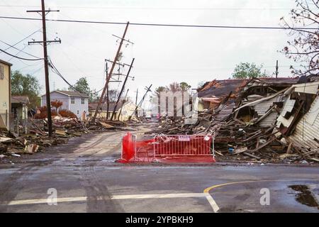 New Orleans, LOUISIANE, États-Unis - 2005 : maisons détruites, poteaux électriques pliés et débris laissés par la ruée d'eau de la brèche de la digue du canal industriel dans le Lower Ninth Ward suite à l'ouragan Katrina Banque D'Images