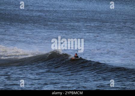 Aberystwyth Wales UK SURFING le 29 novembre 2024. Une journée ensoleillée et venteuse sur la côte ouest du pays de Galles et le club de surf local prennent la mer pour un peu de sport, chevauchant de grandes vagues par une journée d'hiver bleuissante. Crédit : mike davies/Alamy Live News Banque D'Images