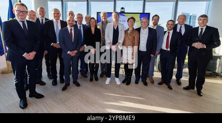 Bruxelles, Belgique. 29 novembre 2024. Une photo de famille est prise lors de la cérémonie de prestation de serment des nouveaux maires de la région de Bruxelles-capitale, vendredi 29 novembre 2024, à Bruxelles. BELGA PHOTO BENOIT DOPPAGNE crédit : Belga News Agency/Alamy Live News Banque D'Images