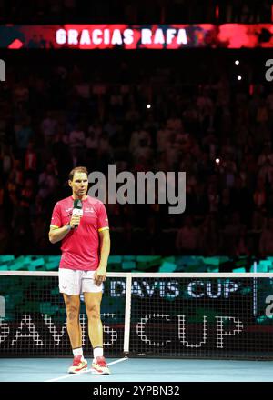 Rafael Nadal (ESP) prend la parole lors d'une cérémonie d'hommage alors qu'il se retire de la compétition de tennis professionnel lors de la finale de la Coupe Davis 2024 au Palacio de Banque D'Images