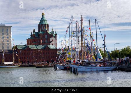 De beaux voiliers mouillent dans le port lors d'une journée ensoleillée d'été le 6 juillet 2024 à Helsinki, en Finlande. Banque D'Images